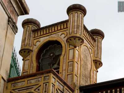 Archi simili ma pi� piccoli li ritroviamo sulle due torri laterali entrambe dotate di piccolo balconcino. Una di esse presenta a sua volta quattro piccoli torrini agli angoli...